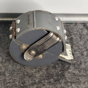 Boletera Antigua de Plástico Gris con Detalles Metálicos - imagen 2