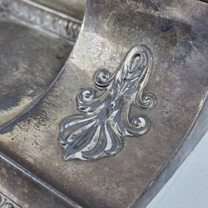 Tintero Antiguo con Figura de Dama de la Justicia y Detalles Ornamentales - imagen 8