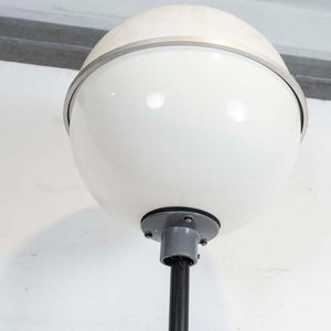 Lámpara de Pie Estilo Años 60 con Pie Metálico y Globo Acrílico - imagen 3