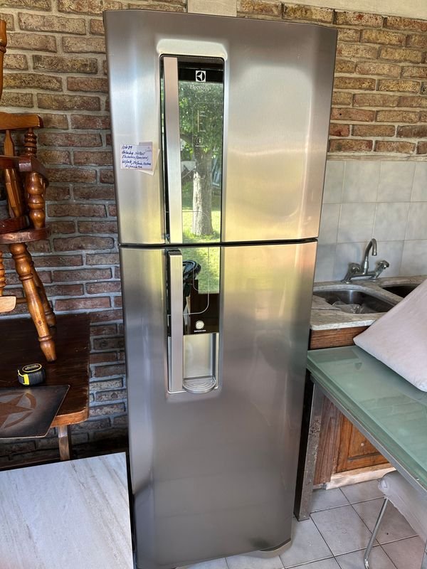 Heladera Electrolux con dispensador de agua (casi nueva)