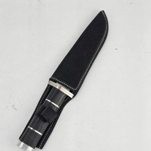 Cuchillo de caza con vaina y detalles en madera - imagen 4