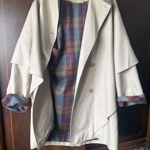 Lote siguiente: Gabardina Beige/Crema Talle XL con Forro Cuadros