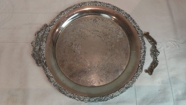 Lote siguiente: Bandera de metal plateado con detalles en el asa