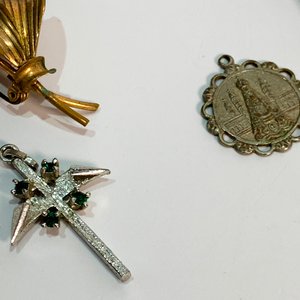 Lote de 6 Piezas: 3 Medallas Religiosas y 3 Prendedores Vintage - imagen 4
