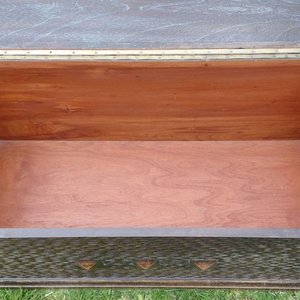Baúl Antiguo de Madera Maciza Labrada con Tapa - imagen 6