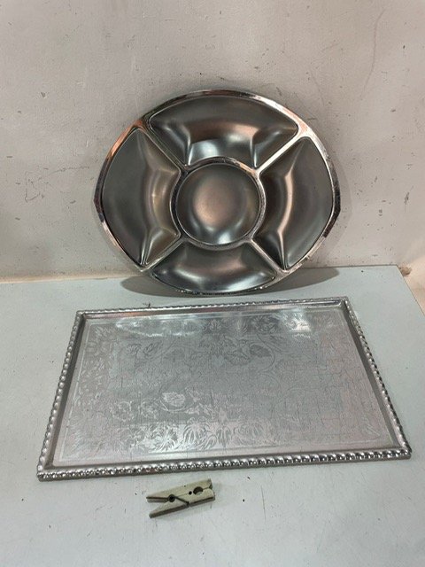 Lote siguiente: Plato y marco de metal con diseño ornamentado