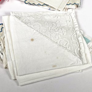 Lote de Servilletas de Tela Bordadas y Cortina de Baño Blanca con Flores - imagen 4