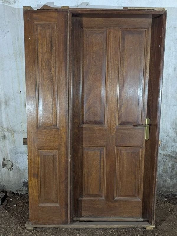 Puerta de entrada en cedro con marco y panel lateral - imagen 6