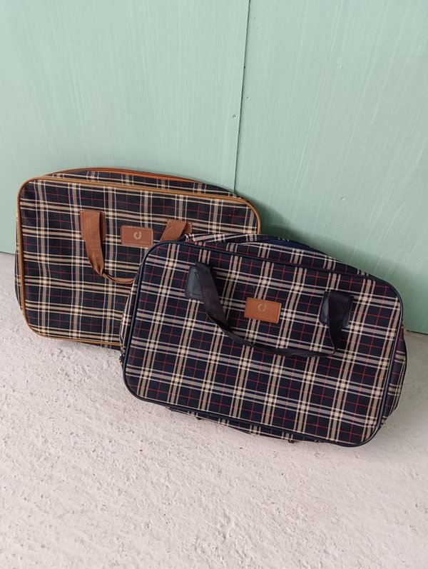 Bolsos de Charles Jourdan con diseño a cuadros y manijas marrones