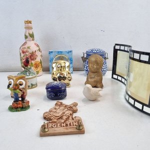 Lote Variado de Adornos: Botella Decorada, Figuras, Bombonera y Marco de Fotos Cinematográfico - imagen 4
