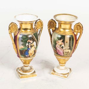 Lote anterior: Par de Ánforas de Porcelana Isabelina con Escenas Pintadas