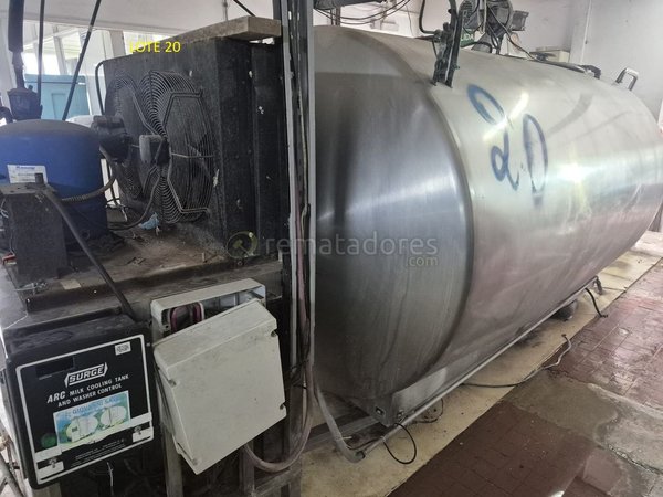 Tanque de Acero Inoxidable para Leche con Sistema de Lavado