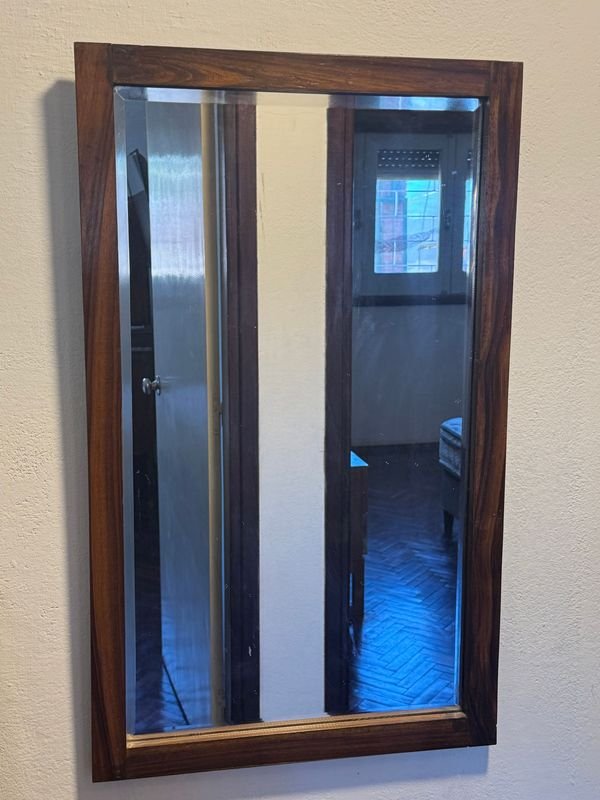 Lote anterior: Espejo Biselado en Madera con Marco