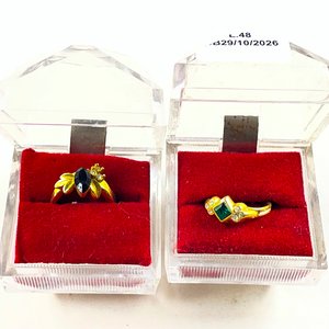 Lote siguiente: Dos Anillos Dorados con Piedras Talla Marquise y Cuadrada