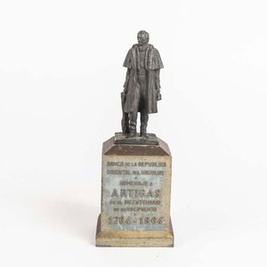 Lote siguiente: Alcancia de metal del Banco de la República Oriental del Uruguay homenaje a Artigas en el Bicentenario de su nacimiento 1764-1964. - Medidas: alto 21 cm
