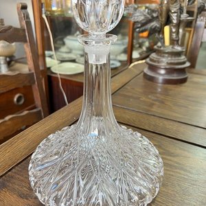 Licorera Antigua de Cristal Tallado con Diseño Facetado y Tapón Esférico - imagen 2