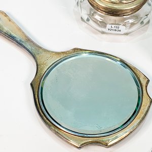 Juego de Tocador Art Nouveau Metálico Labrado: Espejo, Cepillos, Peine y Polvera - imagen 2