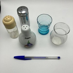 Lote anterior: Conjunto Variado: Saleros, Pimenteros, Vaso y Mini Florero de Vidrio y Cerámica