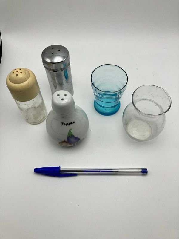 Conjunto Variado: Saleros, Pimenteros, Vaso y Mini Florero de Vidrio y Cerámica
