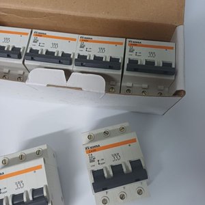 Caja con 4 Llaves Térmicas Trifásicas HONBA C45N 6A - imagen 3