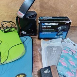 Lote de Accesorios Tecnológicos: Mini Cámara, Bases de Pantalla, Fundas de Celular y Más - imagen 3