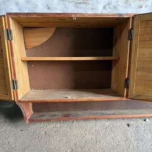 Mueble Aéreo de Cocina en Pino con Estantes y Puertas - imagen 3
