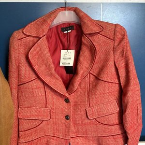 Gabardina Marrón y Saco Rojo de Dama - imagen 4