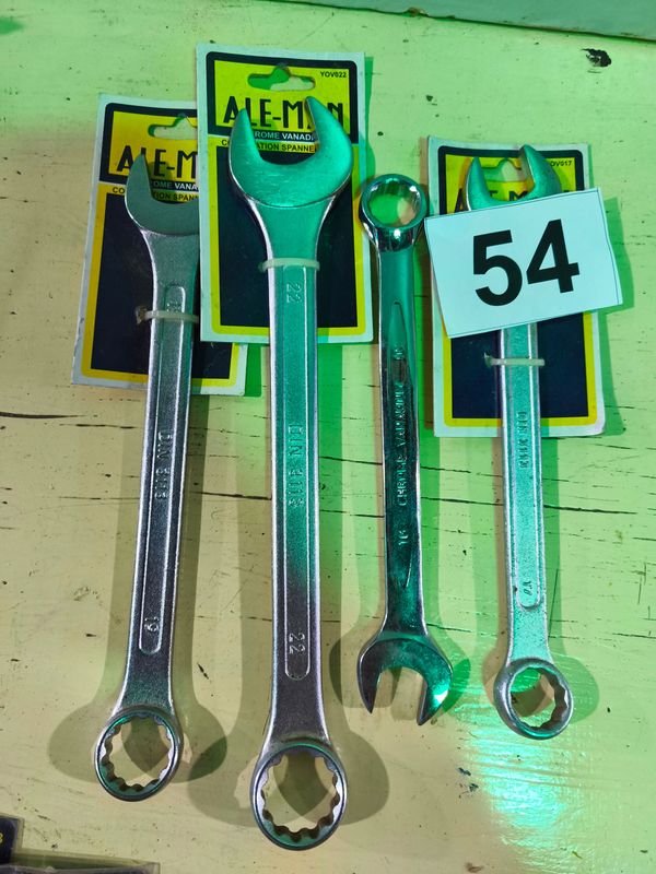 Lote anterior: Llaves combinadas de metal en buen estado