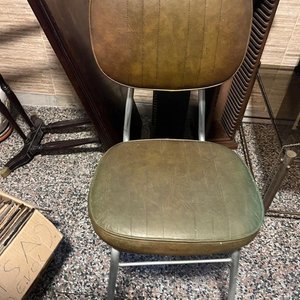 Silla Vintage Tapizada Verde Oliva con Respaldo Acolchado y Patas Cromadas - imagen 2