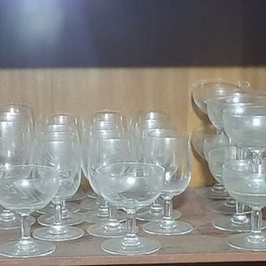 Juego de Cristalería Antigua con Botellones y Copas Grabadas - imagen 3