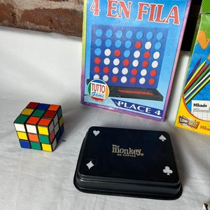 Lote de Juegos de Mesa: 4 en Línea, Mikado, Cubo Rubik y Naipes - imagen 5