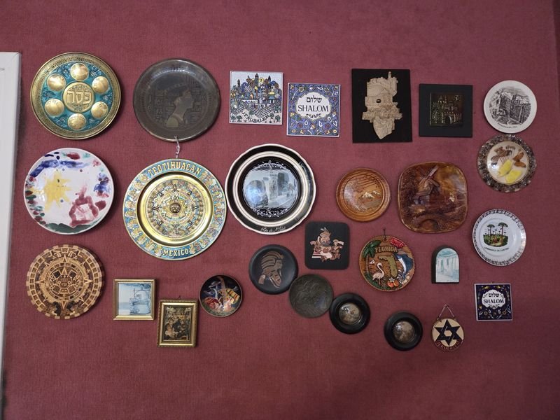 Lote anterior: Colección de platos decorativos y calendarios maya