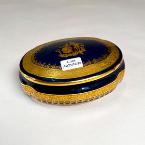 Lote siguiente: Alhajero Limoges Azul Cobalto con Escena Galante y Detalles Dorados
