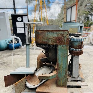 Lote siguiente: Máquina Industrial Antigua de Metal y Componentes Eléctricos