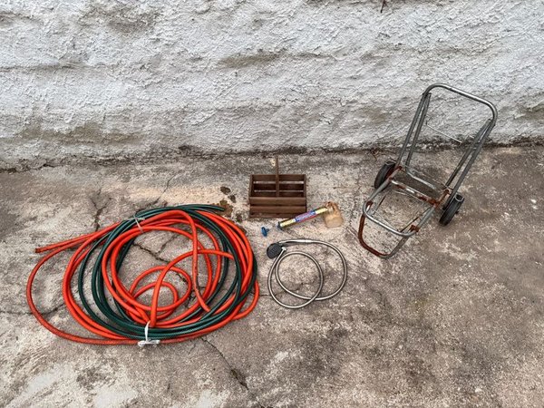 Lote de Mangueras, Carro de Compras, Matera de Madera y Más
