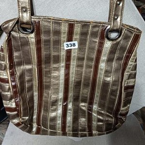 Lote siguiente: Cartera de Mano con Diseño de Franjas Verticales