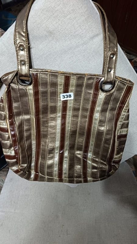Cartera de Mano con Diseño de Franjas Verticales