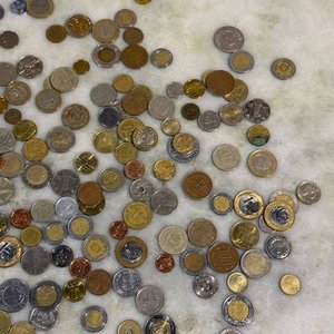 Caja con Monedas de Varios Países y Continentes - imagen 4