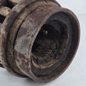 Eje de Rueda de Carro Antigua con Aros Metálicos - imagen 4