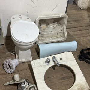 Lote siguiente: Artículos de Baño: Inodoro, Bidet y Lavabo Antiguos