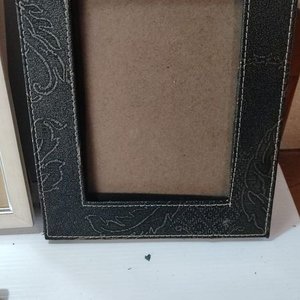 Lote de 8 Portarretratos Modernos de Madera y Cuero Sintético - imagen 4