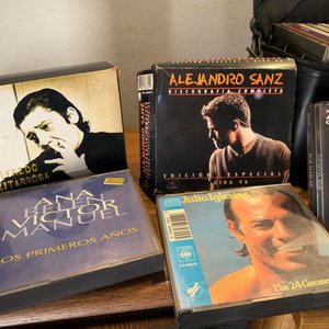 Selección de CDs de Música Variada con Estuche y Soportes - imagen 2