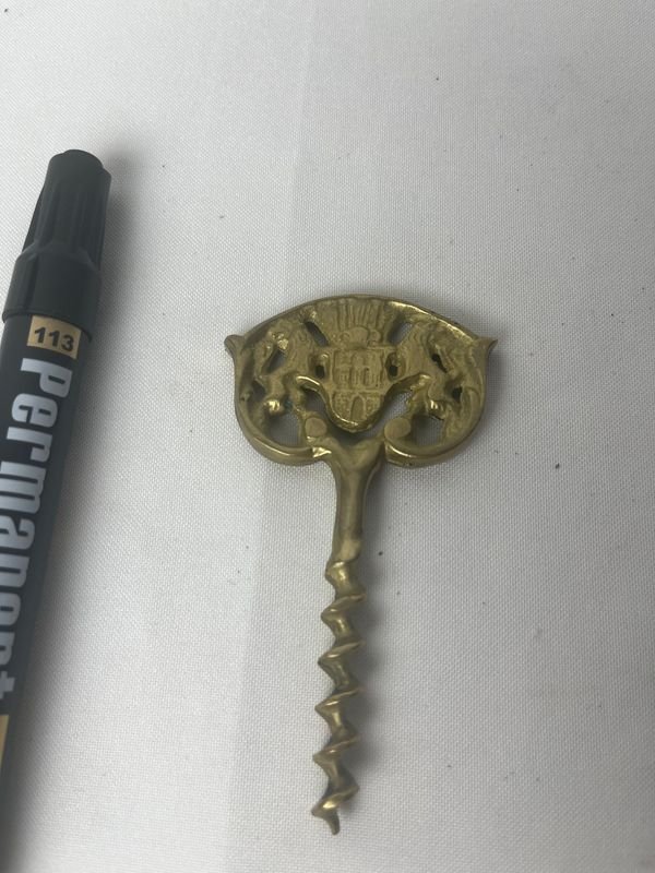 Corker con diseño de armas y detalles ornamentales
