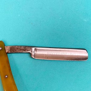 Solingen. Modelo " Tennis " Made in Germany. Usable. En su mango tiene la inscripción posiblemente incrustado en plata la palabra tenis con 2 raquetas dibujadas. Conserva su estuche original en madera con tapa más el asentador en cuero. - imagen 4