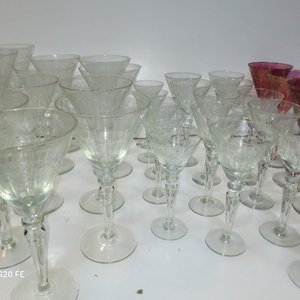 Juego de Cristalería Fina Tallada: Jarra y Copas Transparentes y Rosadas - imagen 3