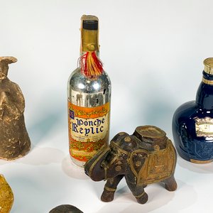Lote de 7 piezas: Elefantes de madera y yeso, figura de dama, tetera azul y botellones de licor - imagen 2