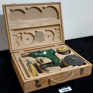 Lote siguiente: Taladro Eléctrico Antiguo Singer con Maletín de Madera y Accesorios