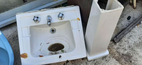 Palangana dañada con fregadero y tanque de inodoro - imagen 2