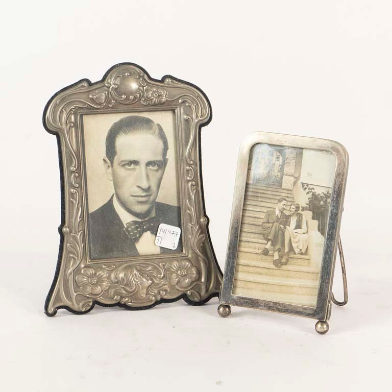 Lote siguiente: Portarretratos metal plateado con estilo art nouveau