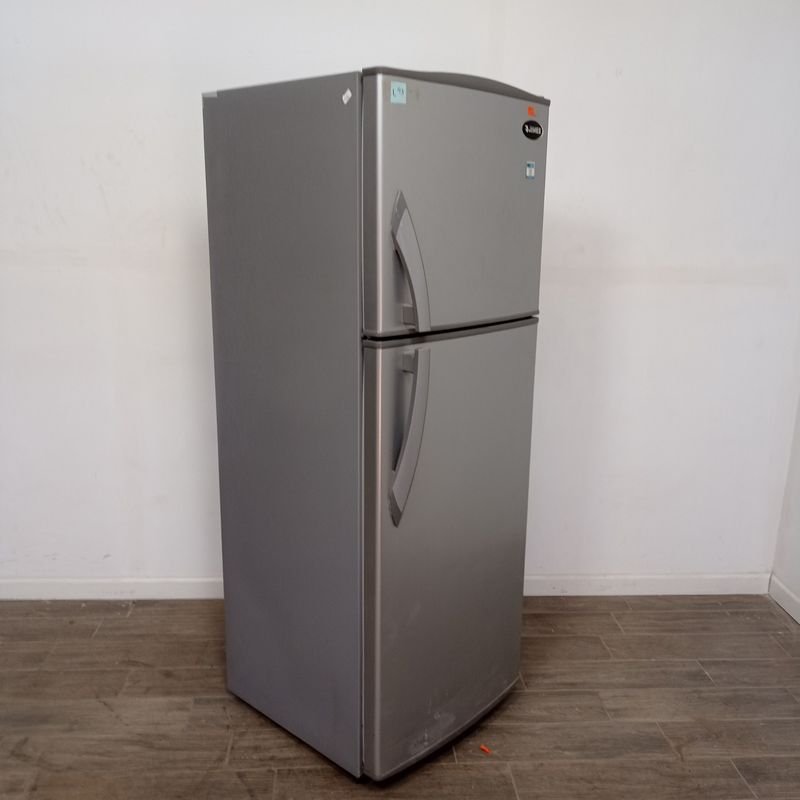 Heladera con freezer marca James en excelente estado - imagen 4